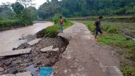 Banjir Bandang Putus Akses Jalan, 250 KK di Pringsewu Terisolasi