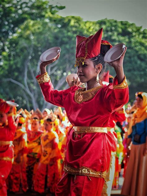 Tari Piring Sumatra Barat: Sejarah dan Makna Gerakan Tarian