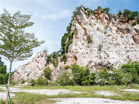 The limestone hill and the blue sky at Gunung Lang Recreti… | Flickr