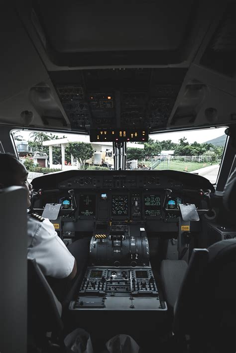 Bombardier Dash 8-Q400 NextGen cockpit — what is what? : r/aviation