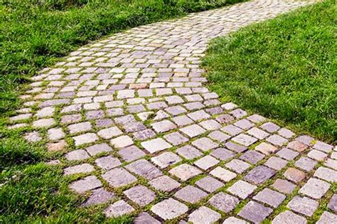 GORGEOUS IDEAS FOR A COBBLESTONE PATHWAY