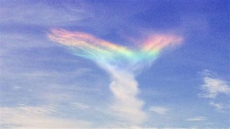 Beachgoers capture stunning images of "fire rainbow" - ABC7 Chicago