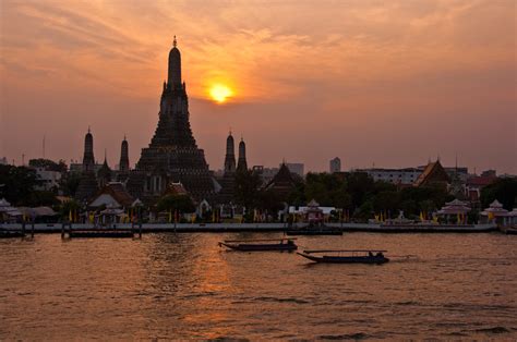 Wat Arun Sunset | The sun setting behind Wat Arun, the Templ… | Flickr