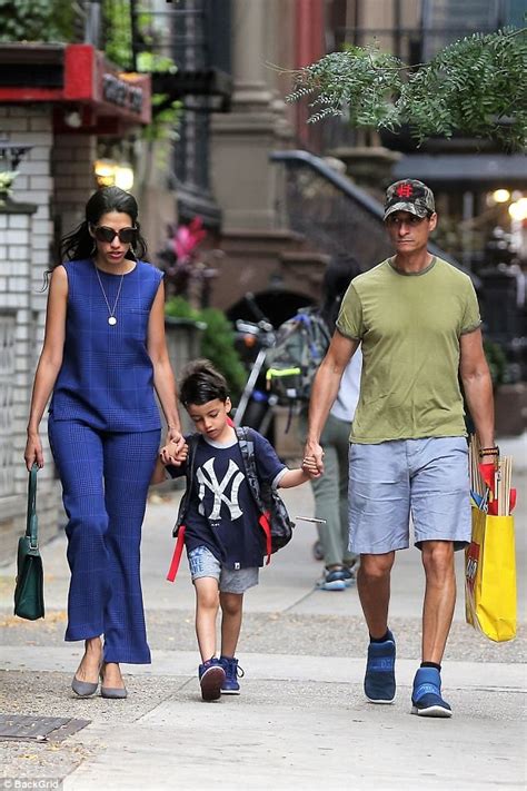 Huma Abedin and Anthony Weiner walk their son to school | Daily Mail Online