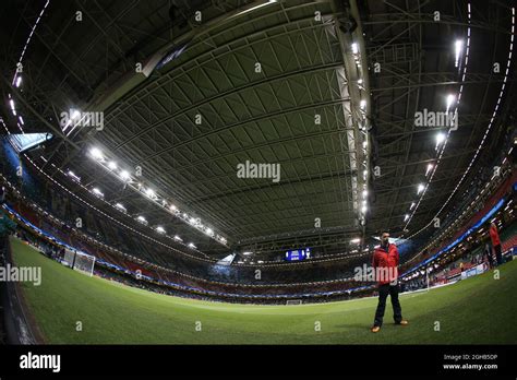 Millennium stadium roof closed hi-res stock photography and images - Alamy