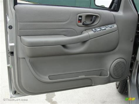 2004 Chevrolet Blazer LS Medium Gray Door Panel Photo #47568527 ...