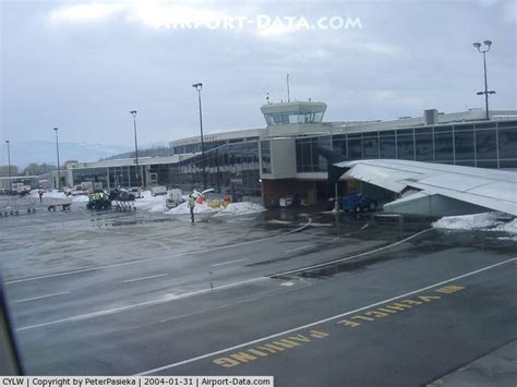 Airport, Kelowna, British Columbia Canada (CYLW) - Kelowna Airport ...