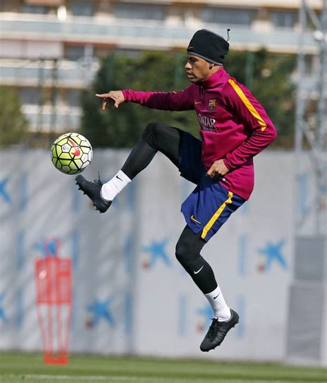 Neymar Shows Off Completely New Blackout Nike Boots - Footy Headlines