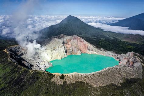 Kawah Ijen Volcano: The Mount Ijen Crater Lake & Blue Fire In ...