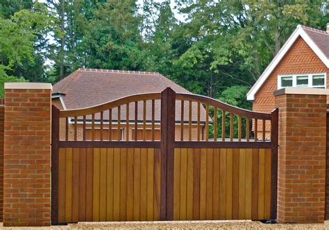 Wooden Gates in Glasgow, West of Scotland | Composite Wood