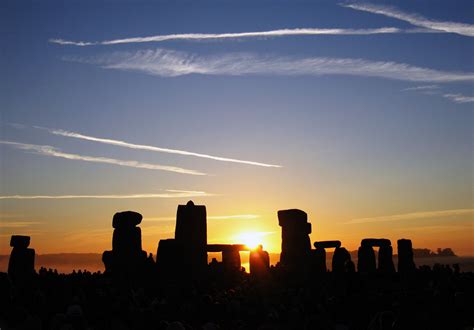 File:Summer Solstice Sunrise over Stonehenge 2005.jpg - Wikipedia