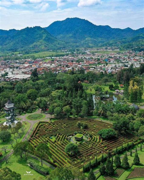 Potret Wisata Taman Bunga Nusantara