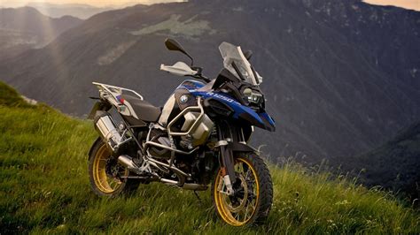 Nuova BMW R 1250 GS Adventure 2019 a EICMA 2018: novità e prezzo