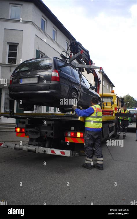 Car being towed Stock Photo - Alamy