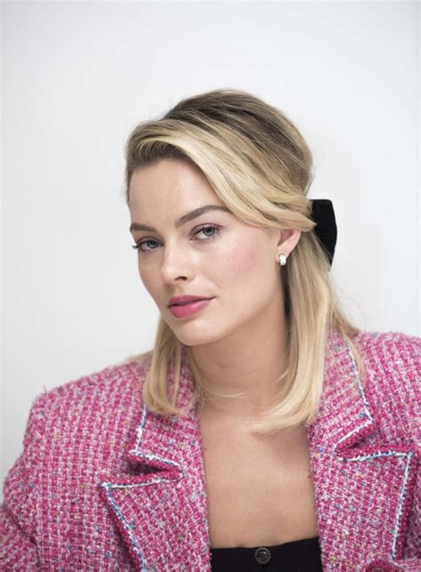 Margot Robbie - "Mary Queen of Scots" Press Conference Portrait ...