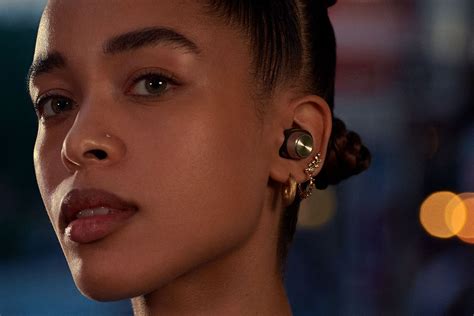 Bowers & Wilkins Introduces Its First True Wireless Earbuds, PI7 and PI5