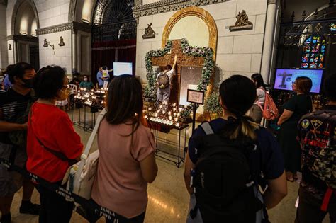 Venerating the relic of the True Cross | ABS-CBN News