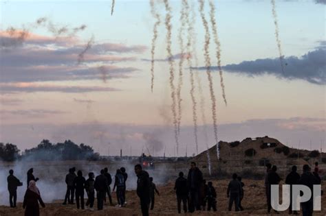 Photo: Palestinian Protests Continue Along the Israel-Gaza Border ...