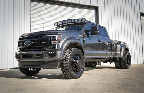 2020 Ford F-450 Platinum DRW Crew Cab 4x4 - Low front 3/4 shot