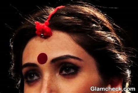 Traditional & Contemporary Bindi Styles For Indian Women — Indian Fashion