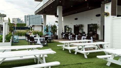 Long Island City Gets a New Rooftop Restaurant - The New York Times