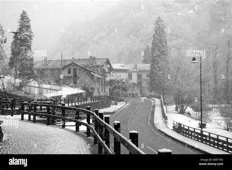 Das alte Bergdorf im Winter Stockfotografie - Alamy