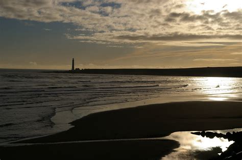 Montrose Beach - Photo "Montrose beach & lighthouse" :: British Beaches