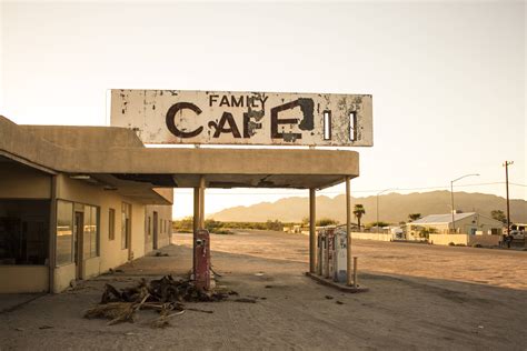 Abandoned diner and gas station in Desert Center, California (5184x3456 ...