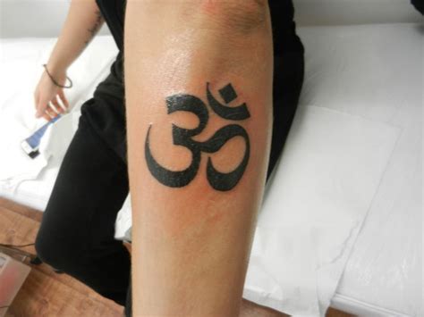 Om symbol tattoo | Om symbol tattoo, Tattoos, Tribal tattoos