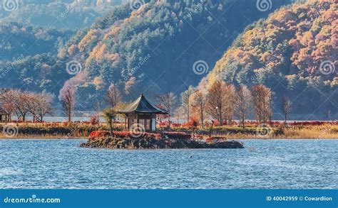 Lake Kawaguchiko in Autumn stock image. Image of park - 40042959