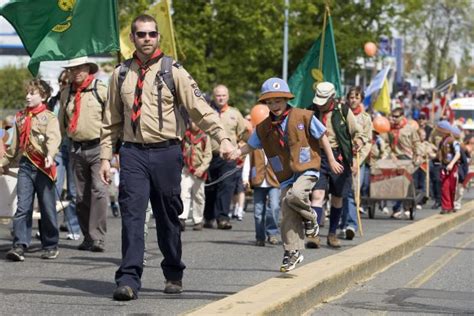 Thousands watch Victoria Day parade : AKCanada