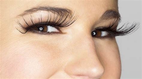 Eyelash Curler Mistakes: How You're Using Eyelash Curlers Wrong