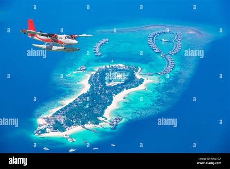 Approaching island hi-res stock photography and images - Alamy