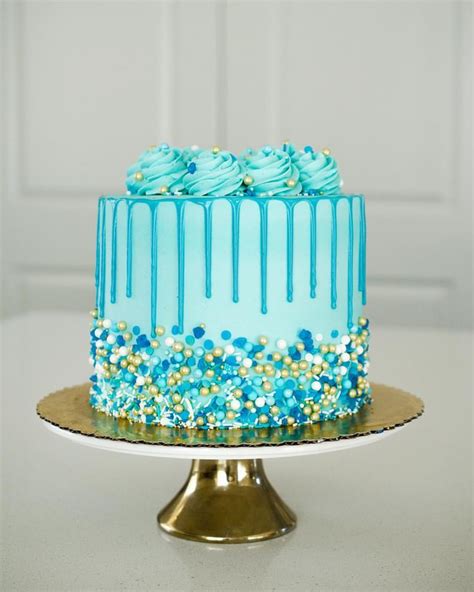 Absolutely in love with this all blue cake for a sweet little guys ...