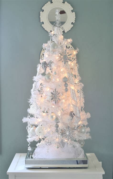 A Winter Wonderland Christmas Tree - Sand and Sisal