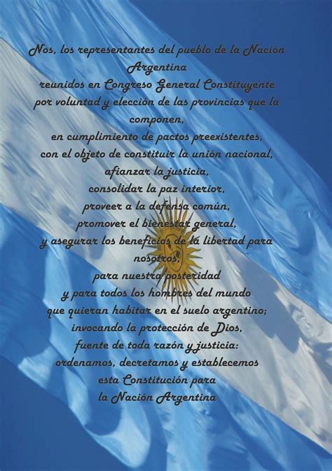 Preámbulo de la Constitución Argentina, y de fondo la Bandera Nacional ...