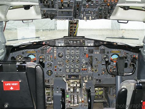 B727 Cockpit | The cockpit of a retired Boeing 727-200F form… | Flickr