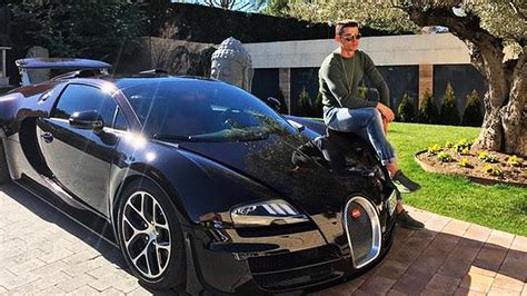 Cristiano Ronaldo Pamer Supercar Bugatti Chiron | momobil.id