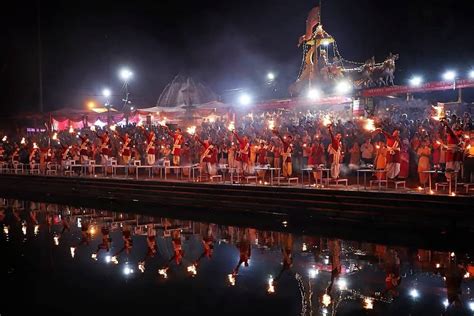 Ganga Aarti Timing in Rishikesh: Tips to avoid the crowd - Rishikesh ...