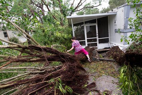 Hurricane Matthew lashes Florida, claims first life