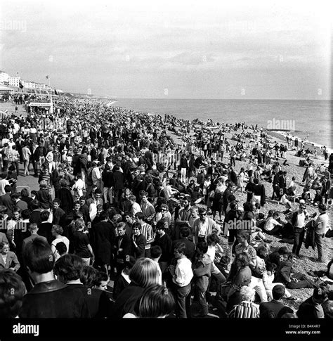 Mods and rockers gather on Brighton beach in August 1964 Stock Photo ...