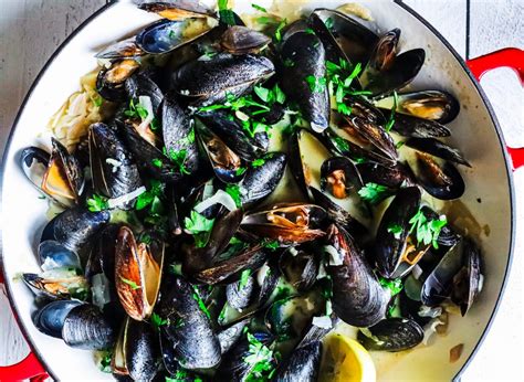 Steamed Mussels in a Creamy Garlic White Wine Sauce