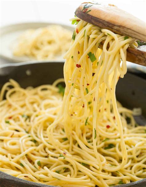 SPAGHETTI WITH GARLIC AND OLIVE OIL - The clever meal