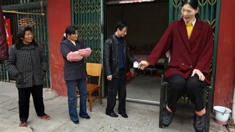 World's tallest woman dies in China | CBC News