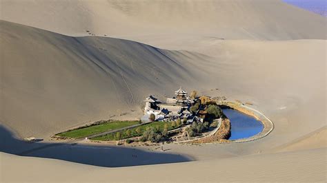 An oasis in the Gobi Desert. China wallpapers and images - wallpapers ...