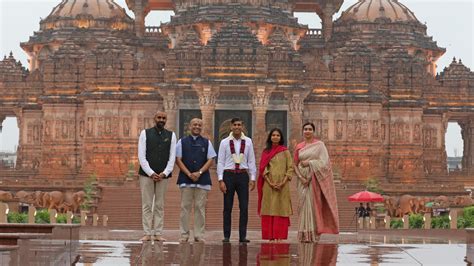 In Pics: Rishi Sunak, wife Akshata Murthy offer prayers at Akshardham ...