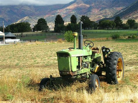 Vintage John Deere Tractors: History & Media Gallery | MachineFinder