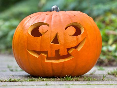 10 Easy Pumpkin Carving Designs and Tricks For The Jack-O-Lantern ...