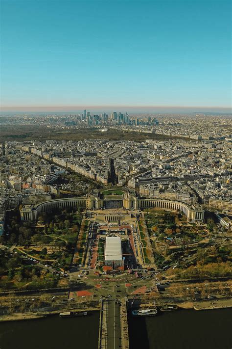 7 Tips And The Best Time To Visit The Eiffel Tower, Paris - Hand ...