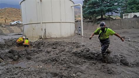 Southern California mudslides damage homes, carry away cars | CBC News